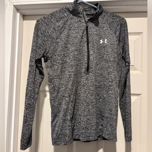 Women’s under armour heat gear top in Medium